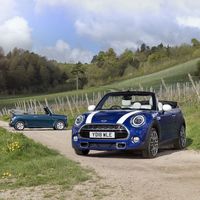El MINI Convertible festeja sus 25 años con una edición conmemorativa en su país de origen