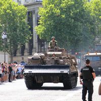 Francia quiere activar una mili voluntaria. Así que está ofreciendo un sueldo de 10 meses a sus adolescentes