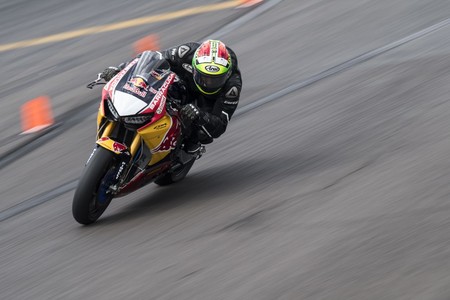 Davide Giugliano habla sobre los test de SBK: "Incomparable, todo es diferente, literalmente todo"
