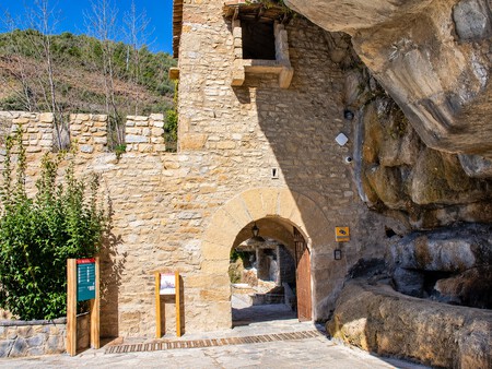 Monasterio Cataluna Cascada Senderismo Otono Visitas Historicas Milenio