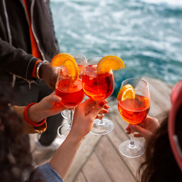 Se elabora en Galicia y hace competencia al Aperol Spritz: es el vermú ideal para elevar cualquier aperitivo