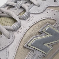 New Balance liquida de 140 a menos de 60 euros las zapatillas de estilo retro más cómodas para combinar a diario  