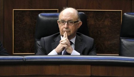 Inventos de Montoro: recaudar los impuestos del futuro para "engañar" al déficit