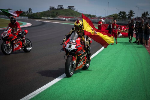 Álvaro Bautista, el peso de entrar en la historia de Ducati ganando el mundial de las excusas por el camino más largo 