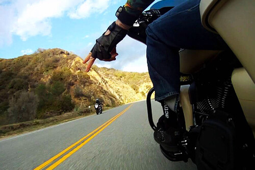 Los motoristas tenemos nuestro propio lenguaje. Este es el manual de todos los gestos moteros en carretera