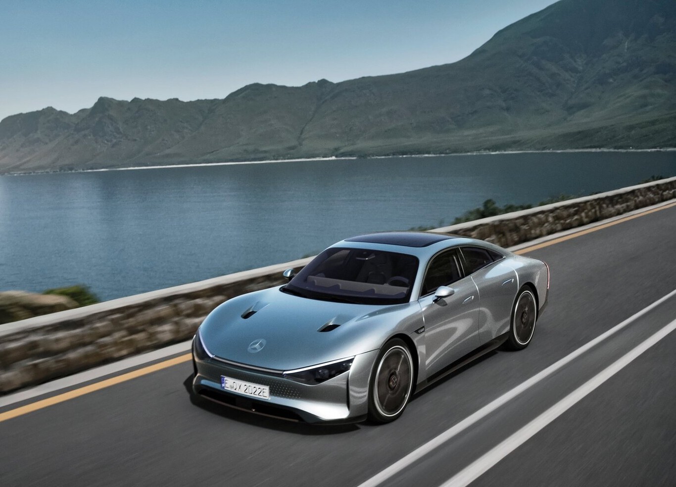 El Mercedes-Benz Visión EQXX es un adelanto de lo que veremos: baterías ligeras, súper autonomía y pantallas de 48"