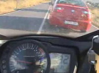 Accidente de moto con recordatorio: antes de adelantar hay que mirar siempre por los retrovisores