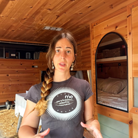 Lorena vive en una furgoneta camperizada: "Mis tres principales fuentes de ingreso son hacer consultas online de medicina natural, una marca de suplementación y cosmética y la joyería artesanal" 