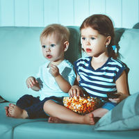 Mirar fijamente una pantalla puede generar problemas de vista en los niños: medidas para protegerlos