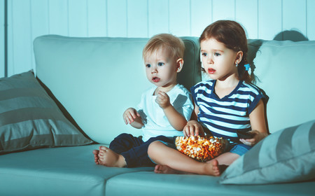 Mirar fijamente una pantalla puede generar problemas de vista en los niños: medidas para protegerlos