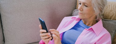 Los mayores también hacen 'doomscrolling'. Pero el móvil puede ser mucho más que una fuente de aislamiento