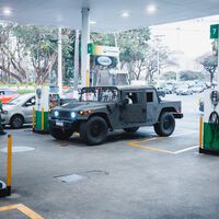 Por qué bajar los impuestos al combustible beneficia a los más ricos y qué alternativas hay