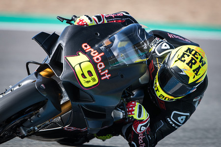 Álvaro Bautista fue segundo en su debut con la Panigale V4 R: "Me sorprendió ir tan rápido"