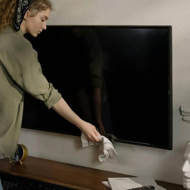 Así se limpia el televisor correctamente: sin papel de cocina ni líquidos agresivos 