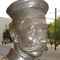 Em 1906, um sapateiro alemão comprou um uniforme militar usado; horas depois, tinha soldados sob seu comando e havia roubado a prefeitura