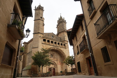 Fachada de la iglesia de San Andrés Apóstol, en Elciego.