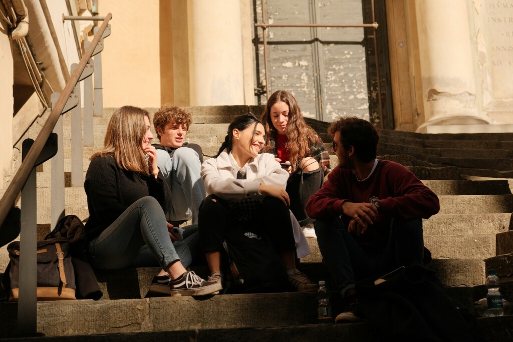 La Gen Z española es más "sisi" que "nini": muchos estudian y trabajan. Al nivel de los jóvenes de los 90 que solo trabajaban 