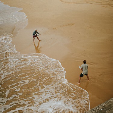 Los entrenadores coinciden sobre jugar a las palas en la playa: "La inestabilidad de la arena exige un mayor esfuerzo físico que fortalece piernas y glúteos" 