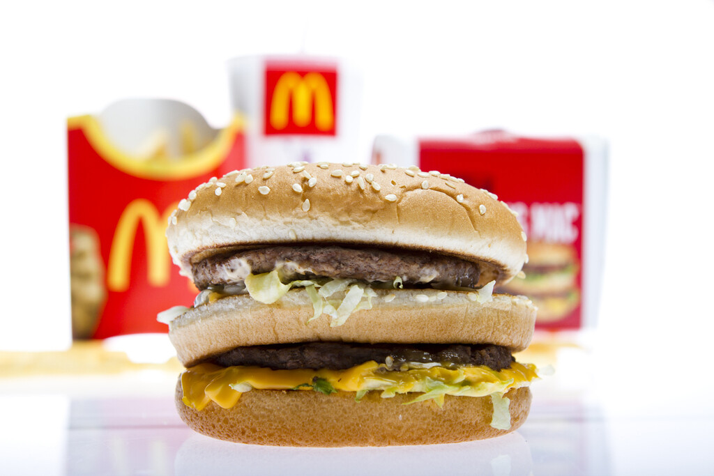 Denuncian a McDonald´s por anunciar hamburguesas más grandes de lo que son en realidad