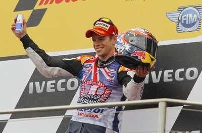Casey Stoner suma y sigue, es el nuevo campeón del mundo