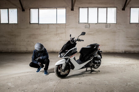Malaguti Mission 125: el nuevo scooter deportivo de la fábrica italiana llega con 12 CV y dos plazas, por 3.199 euros