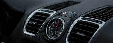 Los expertos en climatización coinciden: Poner una pinza de madera en las rejillas del aire acondicionado del coche funciona 