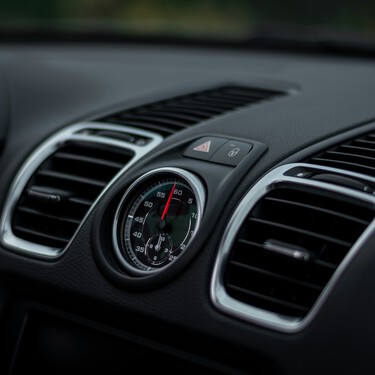 Los expertos en climatización coinciden: Poner una pinza de madera en las rejillas del aire acondicionado del coche funciona 
