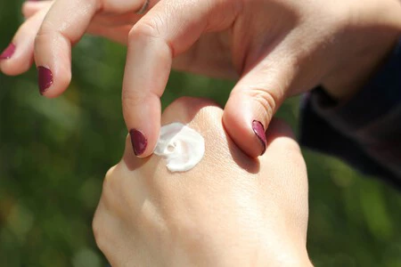 La Ocu Y Las Farmaceuticas Coinciden La Crema Nivea Del Bote Azul Es Una Perfecta Hidratante Para El Cuerpo La Cara Las Manos Los Pies Las Zonas Secas Pero No Para El Sol