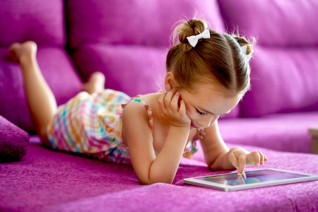 Niña mirando una tablet
