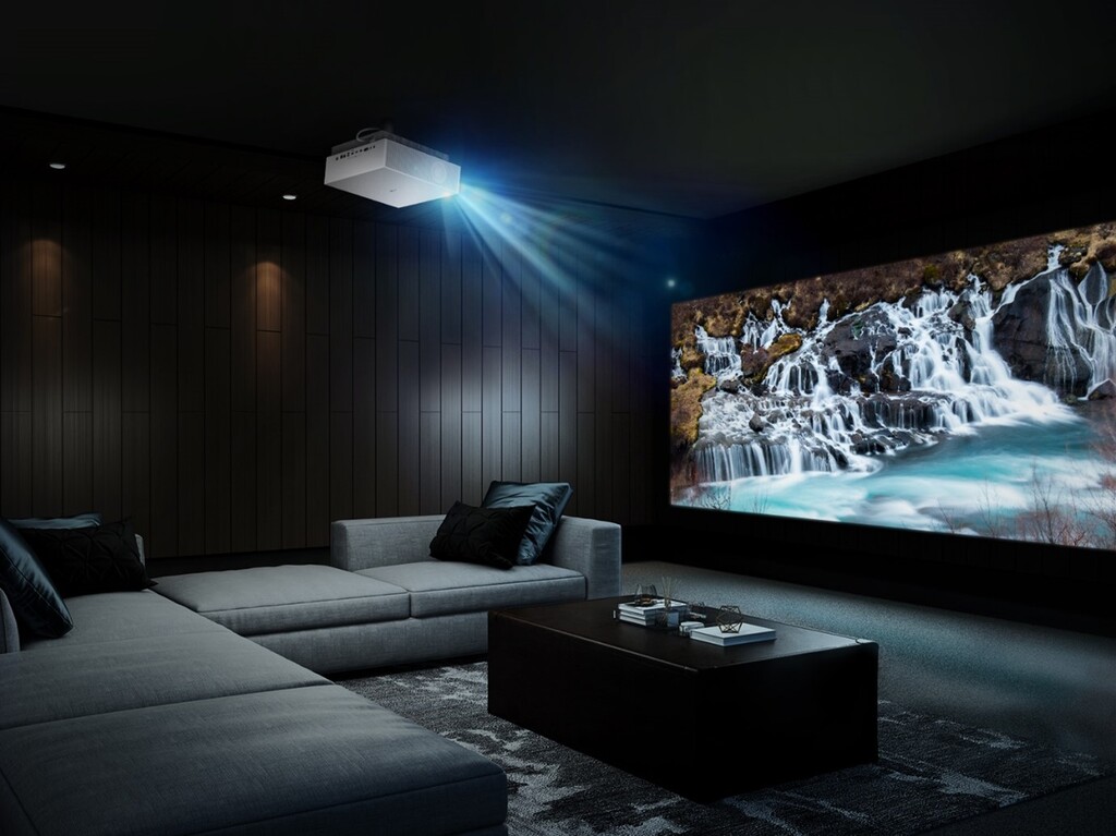 LG lanza el proyector 4K CineBeam UHD: 2.700 lúmenes y hasta 300 pulgadas de diagonal para montar un cine en casa