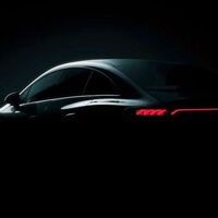 El Mercedes-Benz EQE la berlina eléctrica a escala del EQS, y ya se ha dejado ver antes de su presentación en Múnich