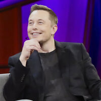 Elon Musk se ha ganado un nuevo enemigo con una demanda de 15 millones de dólares, el popular y ofensivo juego de Cartas contra la Humanidad