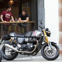La Triumph Thruxton RS es la Thruxton más potente, ligera y equipada: 105 CV, 6 kg menos y 17.000 euros
