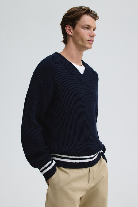 Llego El Otono Y Tu Armario Esta Listo Para Recibir La Prenda Clave Para Que Tus Estilismos Griten Lujo Silencioso El Jersey De Cuello En Pico