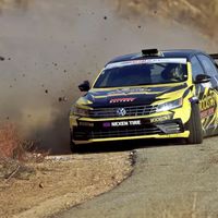 Ya quisieras estar tan ocupado como Tanner Foust, muchos coches ¡pero siempre a tabla! 