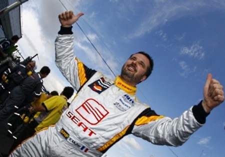 Yvan Muller se lleva la primera en Curitiba