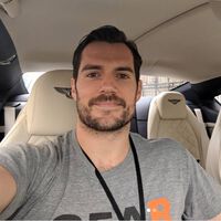 "Aún conducía mi Peugeot 206, y cuando fuimos al concesionario me quedé anonadado con un Audi R8". Así fue como Henry Cavill acabó comprándose su primer Aston Martin