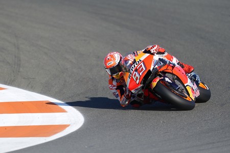Marc Márquez le da el título de equipos al Repsol Honda en el día de la despedida de Jorge Lorenzo