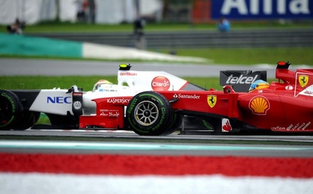 Fernando Alonso y Sergio Pérez en carrera