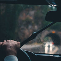 La DGT recuerda cómo debemos conducir con lluvia y qué hay que cuidar en nuestro coche para evitar sustos