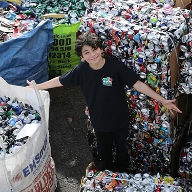 Ryan, el joven de 13 años que transforma miles de latas vacías recogidas en hogares y negocios en dinero para organizaciones benéficas en toda la región de West Midlands