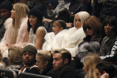 Kim Kardashian de platino, Khloé y Lamar juntos,... anécdotas de todo tipo en el desfile Yeezy 3