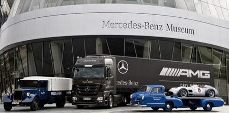 Los camiones de Mercedes cumplen 75 años transportando coches de competición