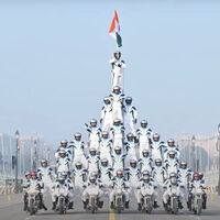 No es una peli, son 40 militares indios haciendo la pirámide en moto más alta del mundo. Y el vídeo es pura magia (y tensión) 