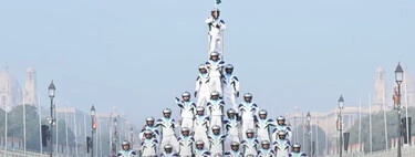 No es una peli, son 40 militares indios haciendo la pirámide en moto más alta del mundo. Y el vídeo es pura magia (y tensión) 