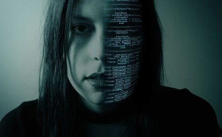 No, la palabra 'hacker' no significa 'criminal informático'
