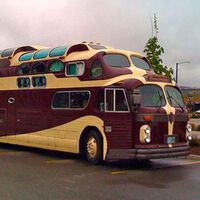 Una secta de hippies cristianos se ha inventado este autobús camper tan raro como acogedor. Lo usan para captar adeptos y hacerles trabajar de sol a sol 