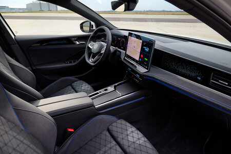 Volkswagen Passat Variant GTE 2024 interior