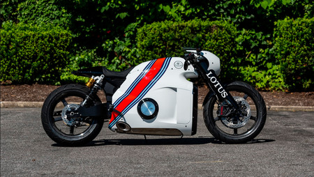 Una de las únicas 100 Lotus C-01 va a salir a subasta en agosto, y no va a ser nada barata