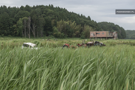 En el paisaje postapocalíptico de Fukushima también quedaron vehículos abandondonados